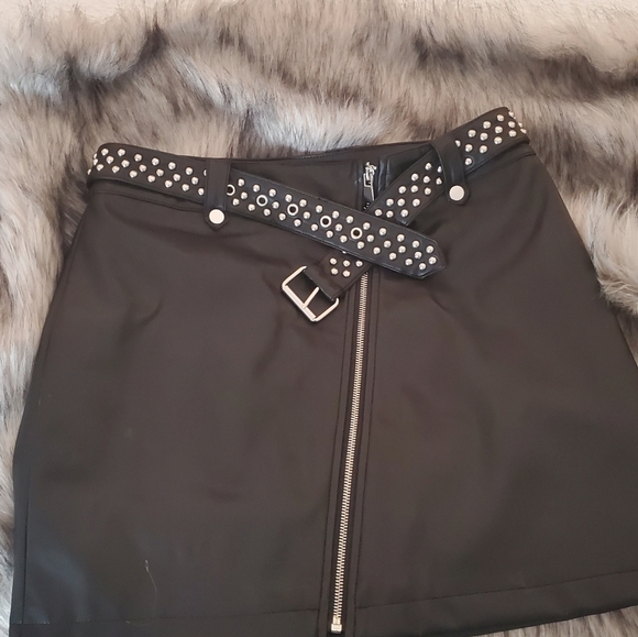 Aqua Luxe Women's Black Faux Leather Belted Skirt - Picture 3 of 5